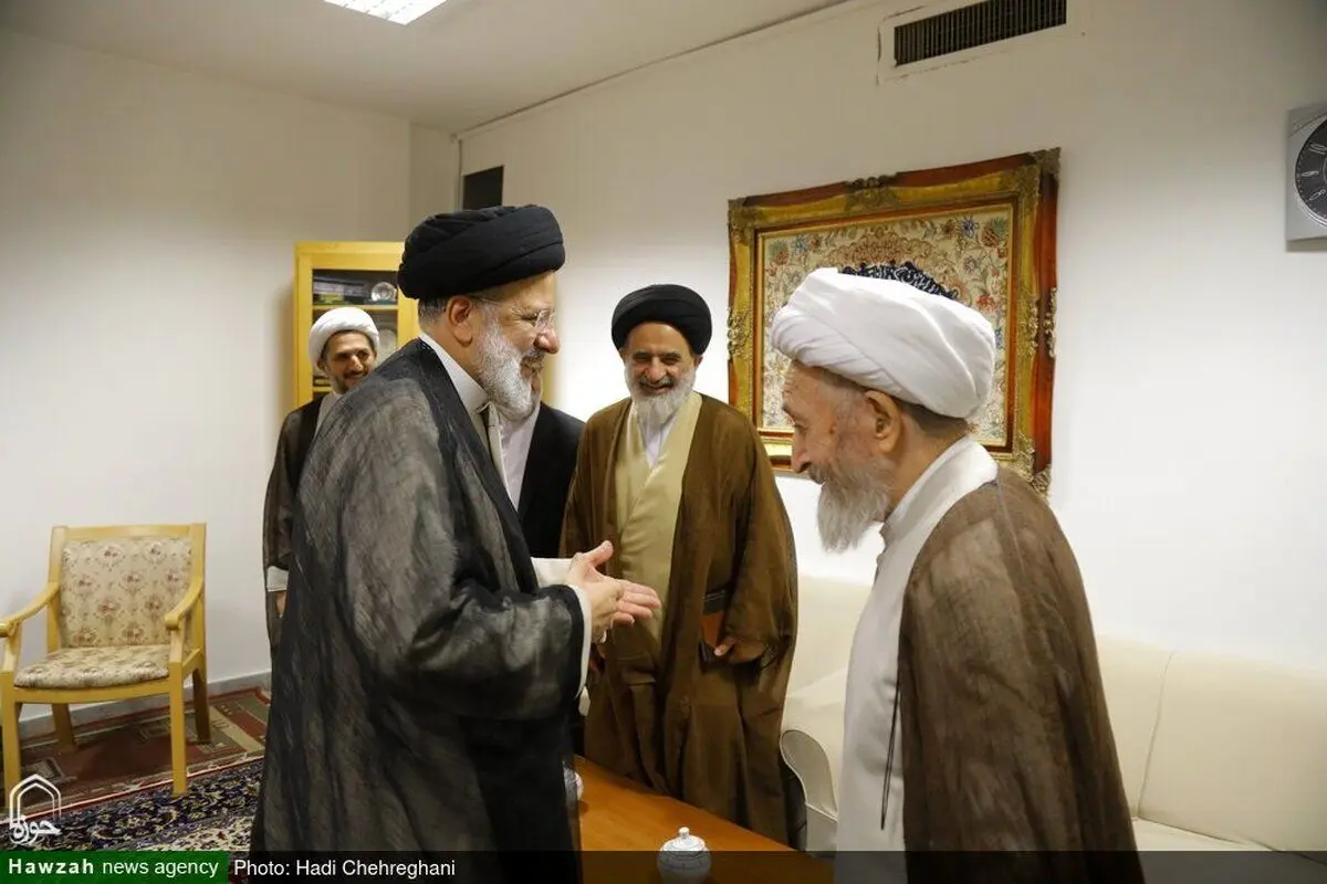 (عکس) بوسه رئیسی به سر یک مرجع تقلید
