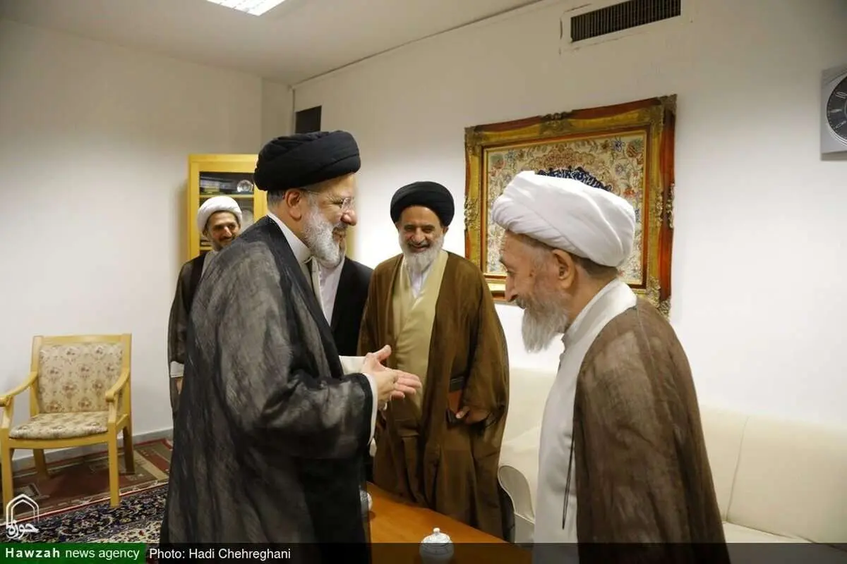 (عکس) بوسه رئیسی به سر یک مرجع تقلید
