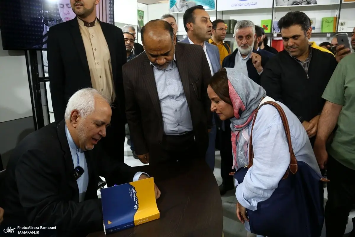 (ویدئو) شعرخوانی زیبای یک دختر برای دکتر ظریف در نمایشگاه کتاب
