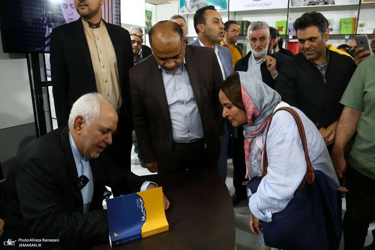 (ویدئو) شعرخوانی زیبای یک دختر برای دکتر ظریف در نمایشگاه کتاب