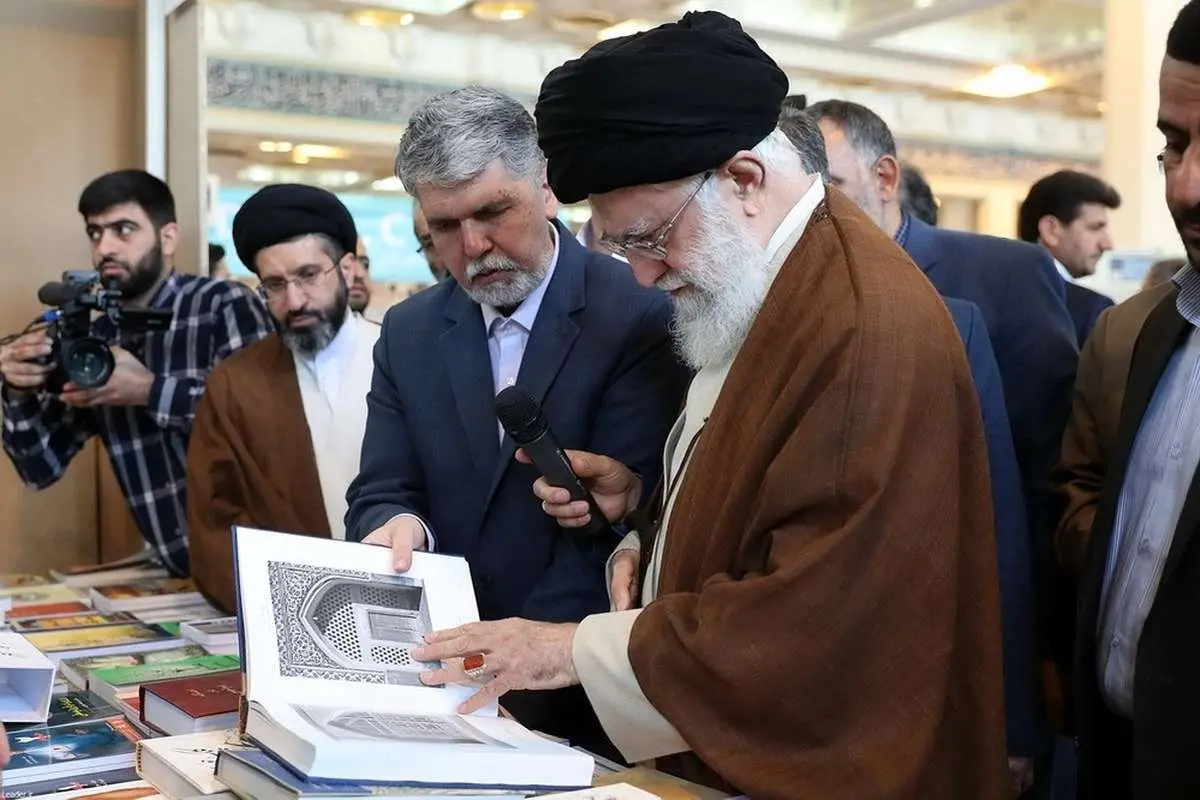 تصویر جدیدی از رهبر انقلاب در کتابخانه شخصی ایشان