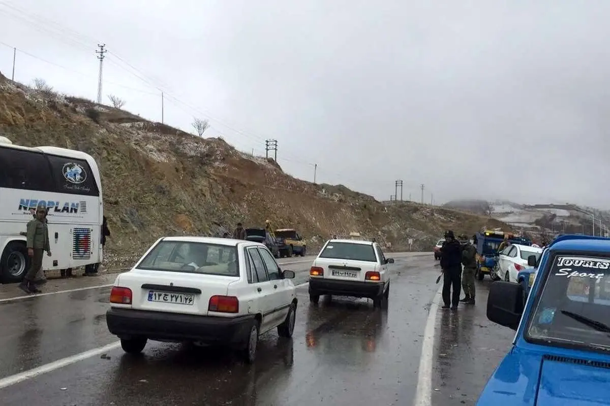 این جاده به علت بارش شدید باران و تگرگ بسته شد!