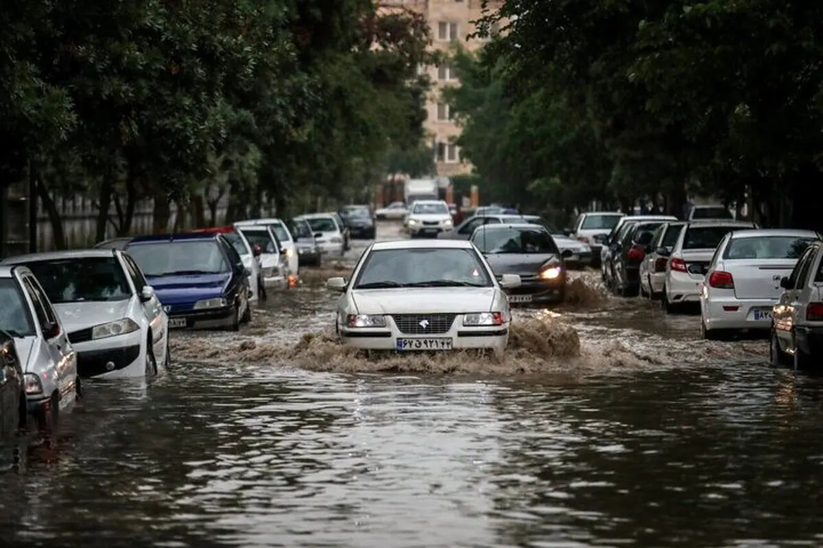 (ویدئو) اقدام عجیب فرماندار مشهد در بحران سیل؛ بازی کردن نقش پلیس راهنمایی و رانندگی