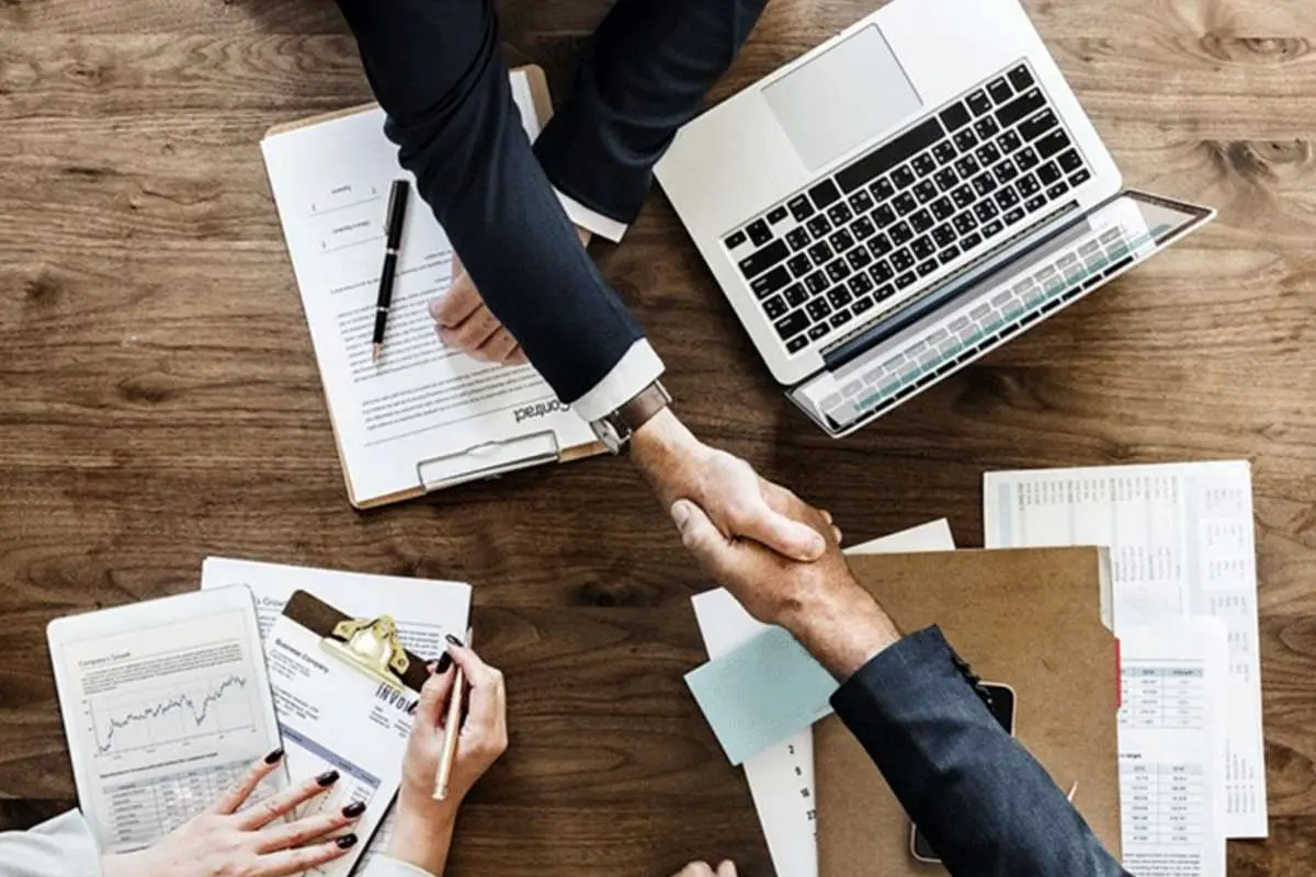 ۱۷ تا از بهترین روش‌ها برای مذاکره بر سر قرارداد با مشتریان