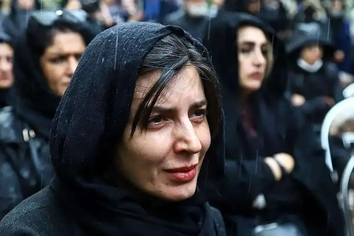 (ویدیو) لحظه وداع لیلا حاتمی با مادرش در بهشت زهرا