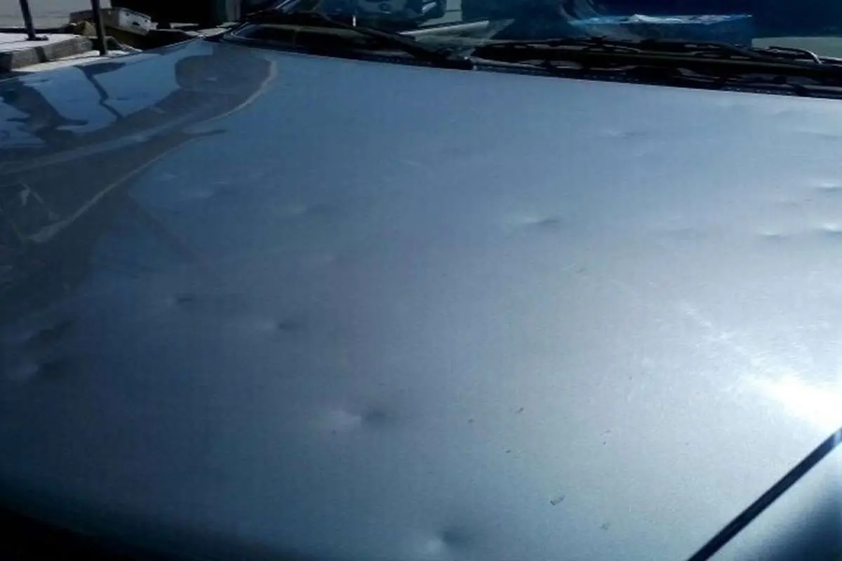 (ویدئو) وضعِ شیشۀ عقب ماشین‌های مشهدی‌ها پس از بارش تگرگ