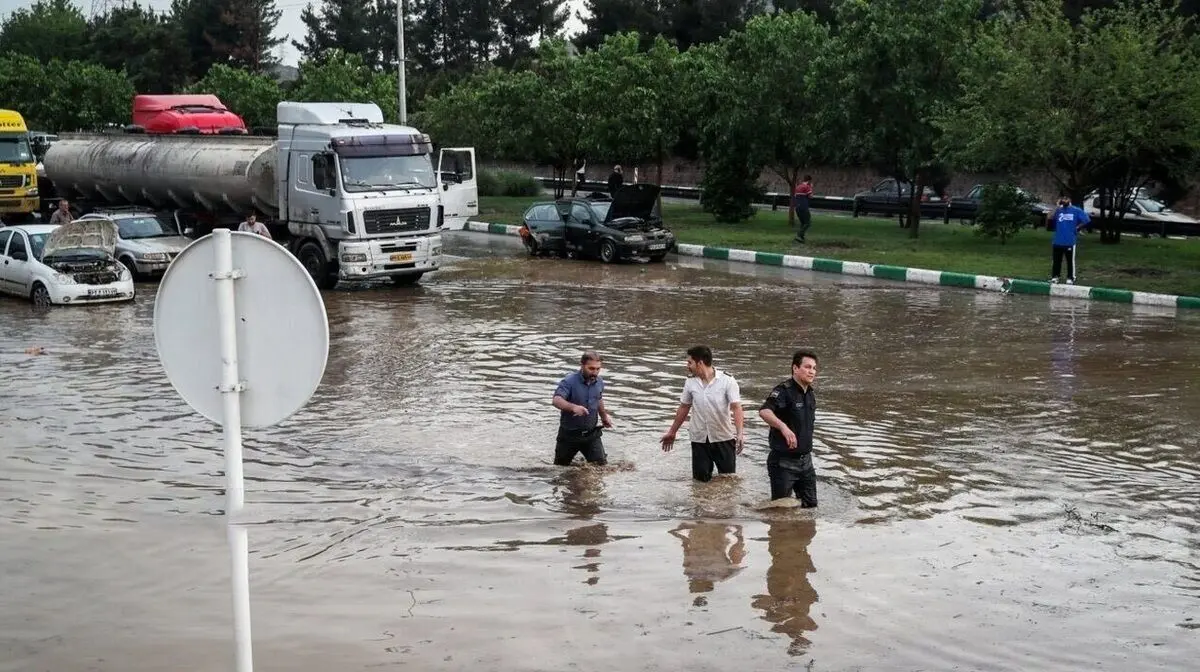 (ویدئو) تشکیل زنجیره انسانی برای نجات پاکبان مشهدی از سیل