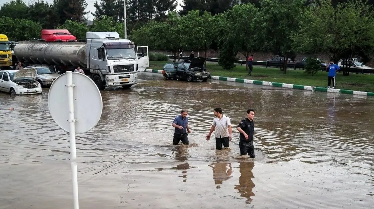 (ویدئو) تشکیل زنجیره انسانی برای نجات پاکبان مشهدی از سیل