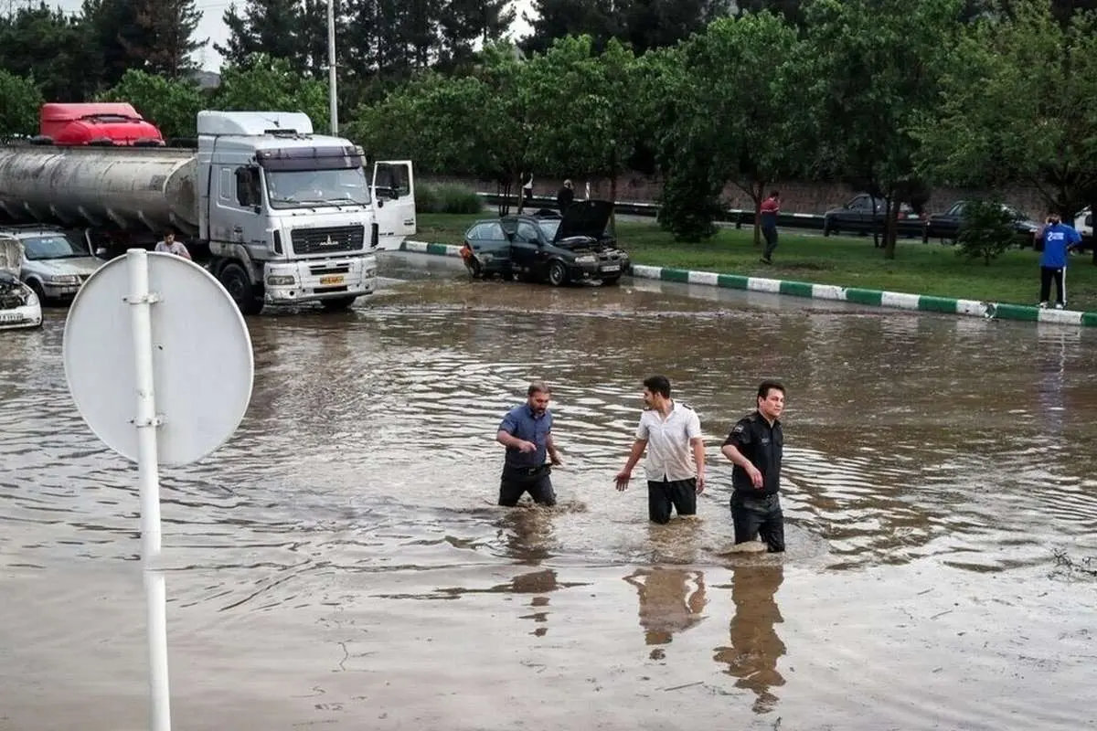 (ویدئو) تشکیل زنجیره انسانی برای نجات پاکبان مشهدی از سیل