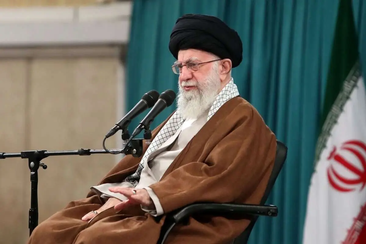 (عکس) دیدار شبانه جمعی از خانوادههای سپاهیان پاسدار با رهبر انقلاب