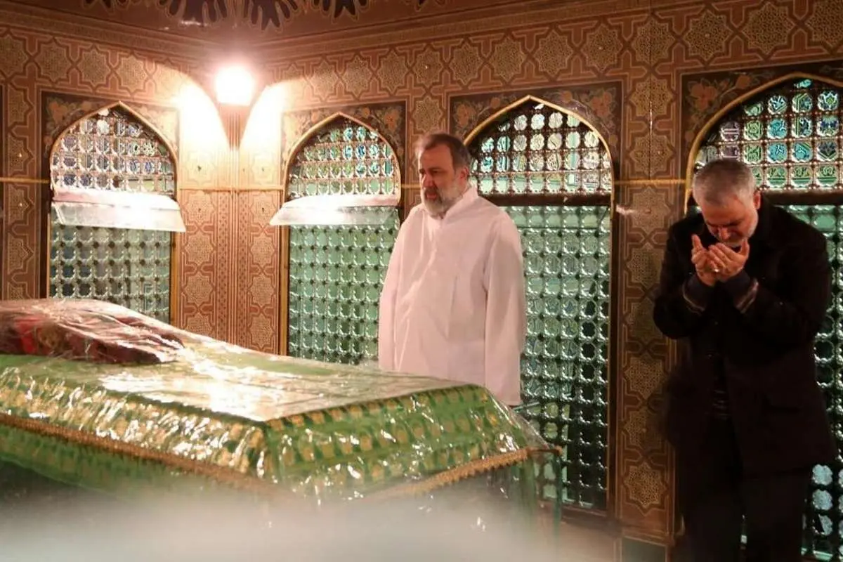 (ویدئو) مکالمه‌ی شهید سلیمانی و رئیسی داخل ضریح امام رضا (ع)