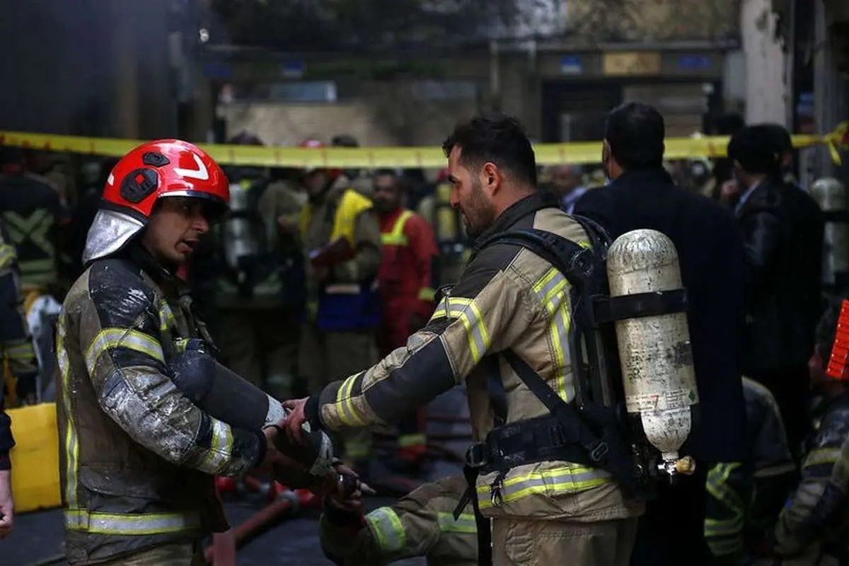 (ویدیو) جزئیات آتش سوزی در یک ساختمان اداری