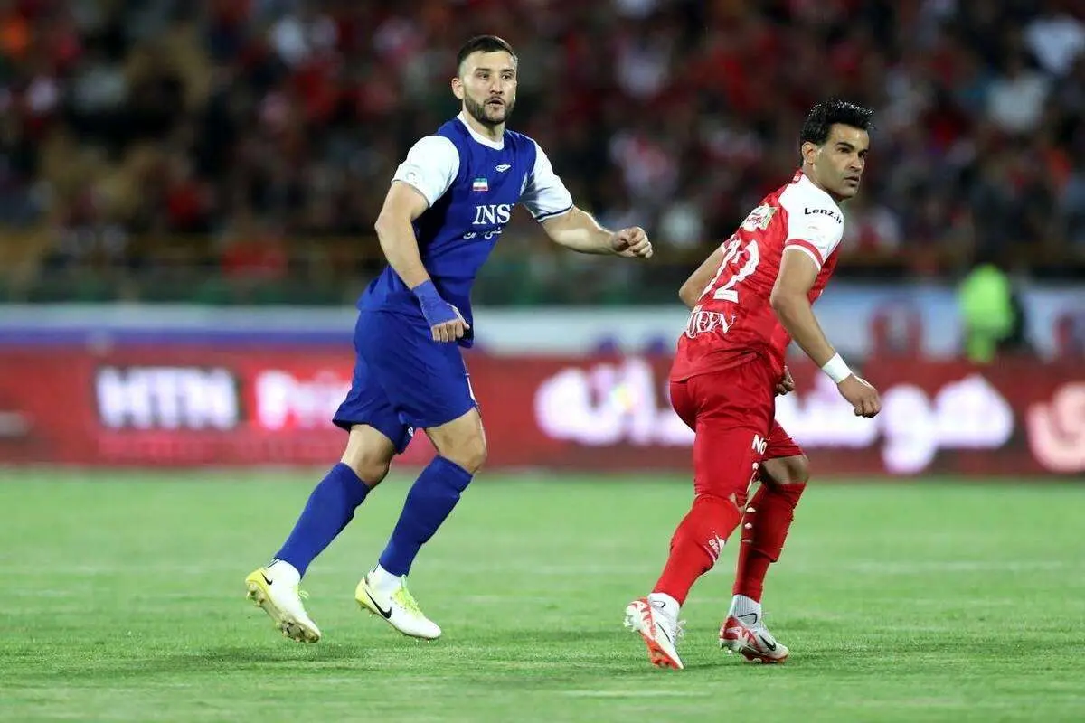 (عکس) همسران ۳ بازیکن پرسپولیس در ورزشگاه آزادی