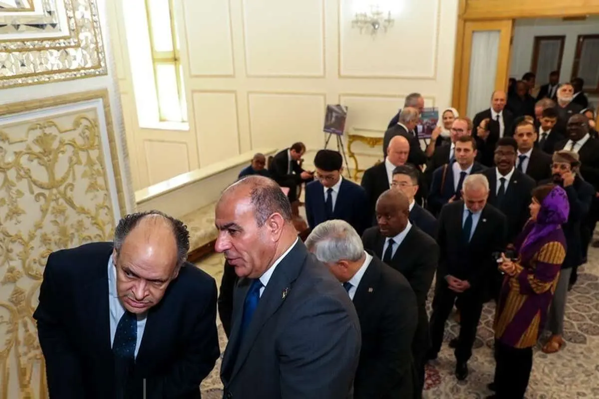 (ویدئو) صف طولانی سفیران در وزارت خارجه برای احترام به شهدای خدمت