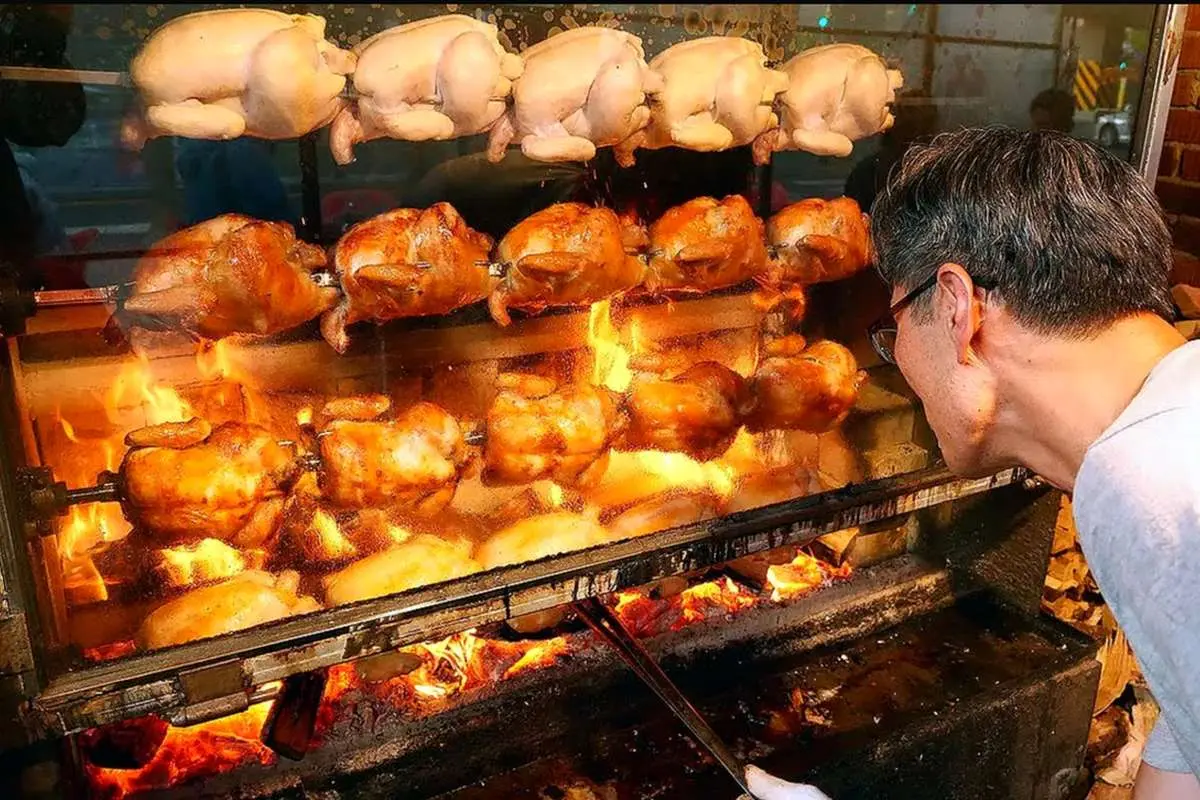(ویدئو) طرز تهیه ۱۸۰ مرغ کبابی و پخت چلو با زغال درخت بلوط