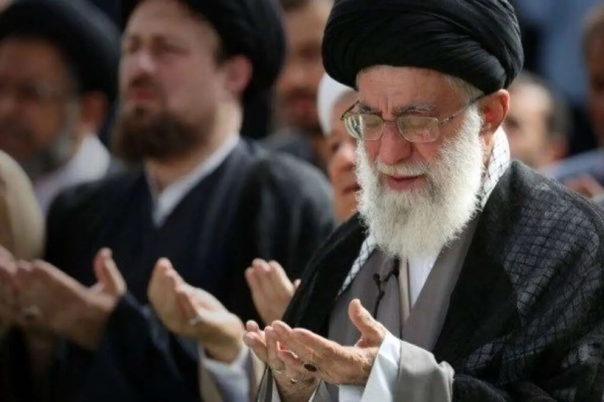 رهبری بر پیکر‌های شهدای خدمت نماز می‌خوانند