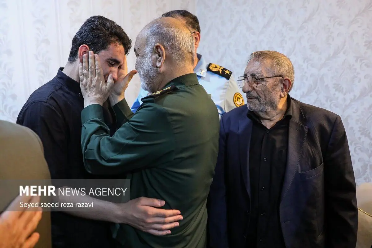 (تصاویر) دیدار فرماندهان ارتش و سپاه با خانواده شهدای پرواز رئیس جمهور