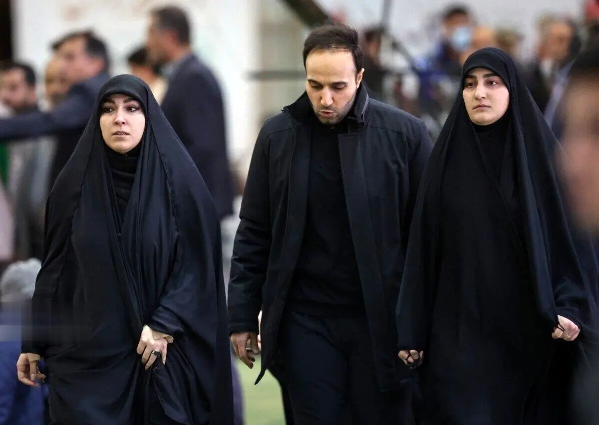 عکسی از دختر سردار سلیمانی بر سر تابوت شهید رییسی