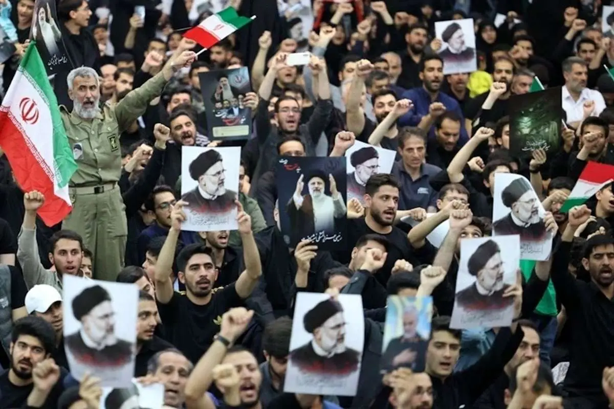 (تصویر) حضور فرزند رهبر انقلاب در مراسم تشییع پیکر رئیس جمهور فقید