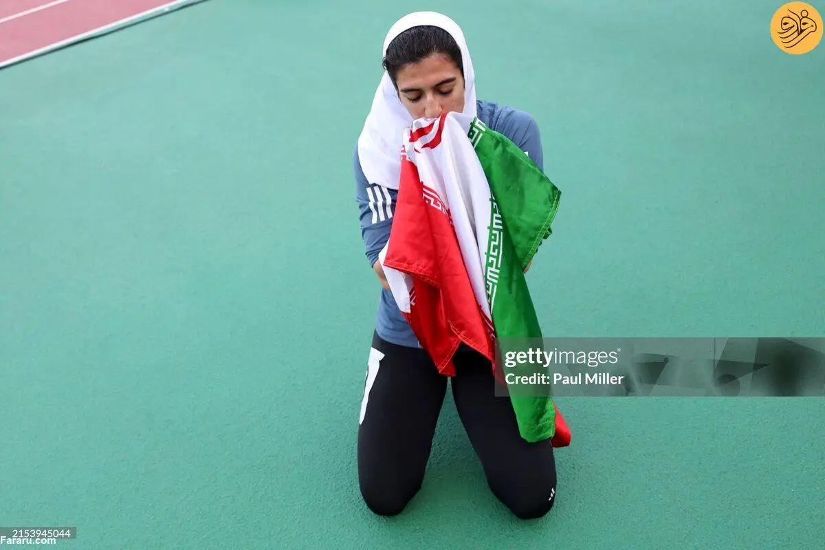 (عکس) سجده شکر هاجر صفرزاده