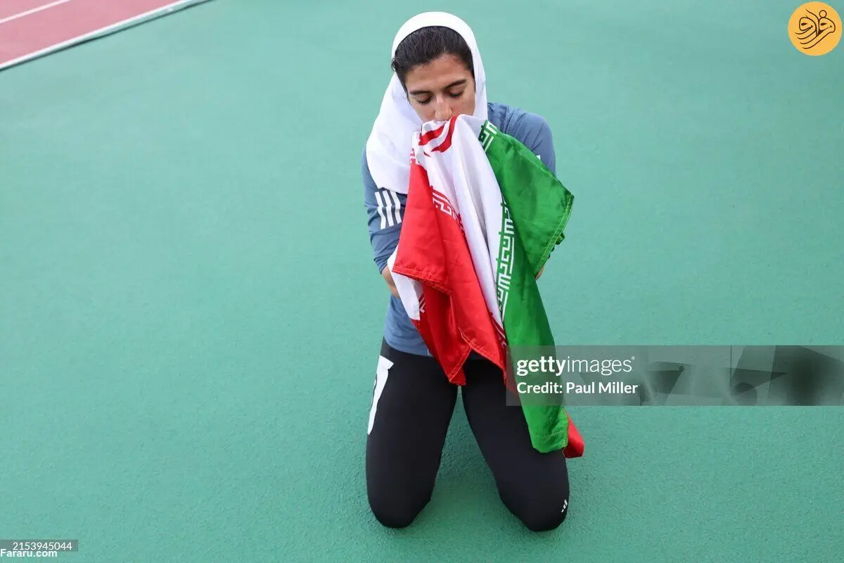 (عکس) سجده شکر هاجر صفرزاده
