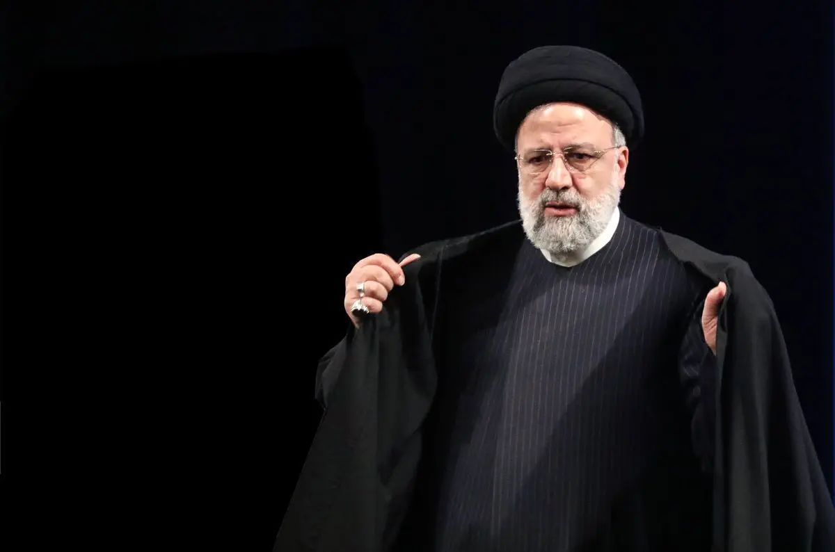 (ویدئو) پیکر شهید رئیسی در دارالسلام حرم مطهر آرام می‌گیرد