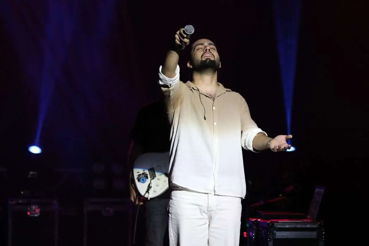 (ویدئو) لحظه زیبای خوانندگی عاشقانه حامیم برای مادرش در اولین کنسرت