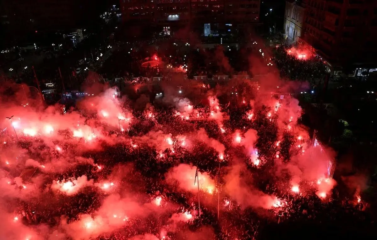 (ویدئو) جشن دیدنی هواداران المپیاکوس در آتن