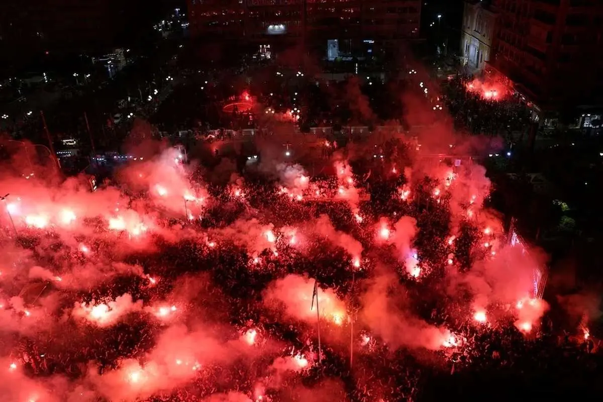 (ویدئو) جشن دیدنی هواداران المپیاکوس در آتن