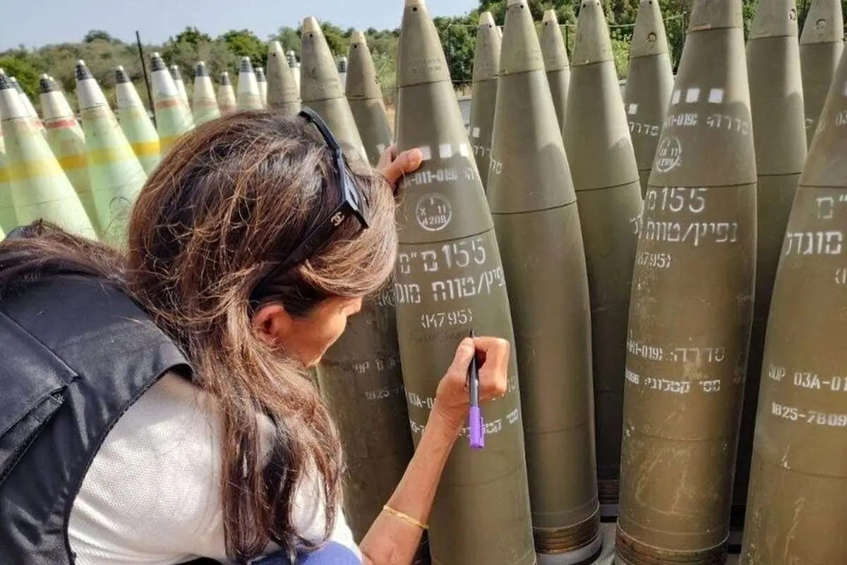 پیام جنجالی نیکی هیلی بر روی گلوله توپ ارتش اسرائیل؛ «تمامشان کن»