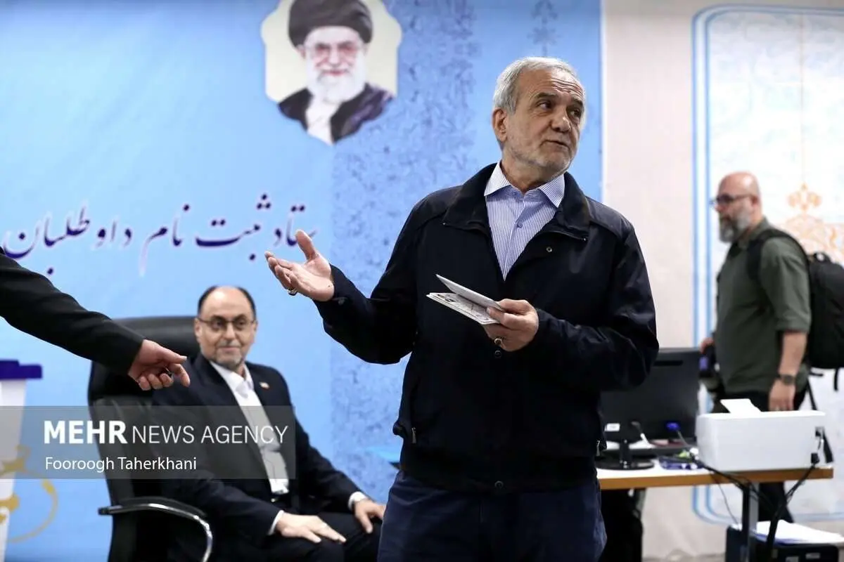 (عکس) مسعود پزشکان با دخترش در انتخابات ثبتنام کرد