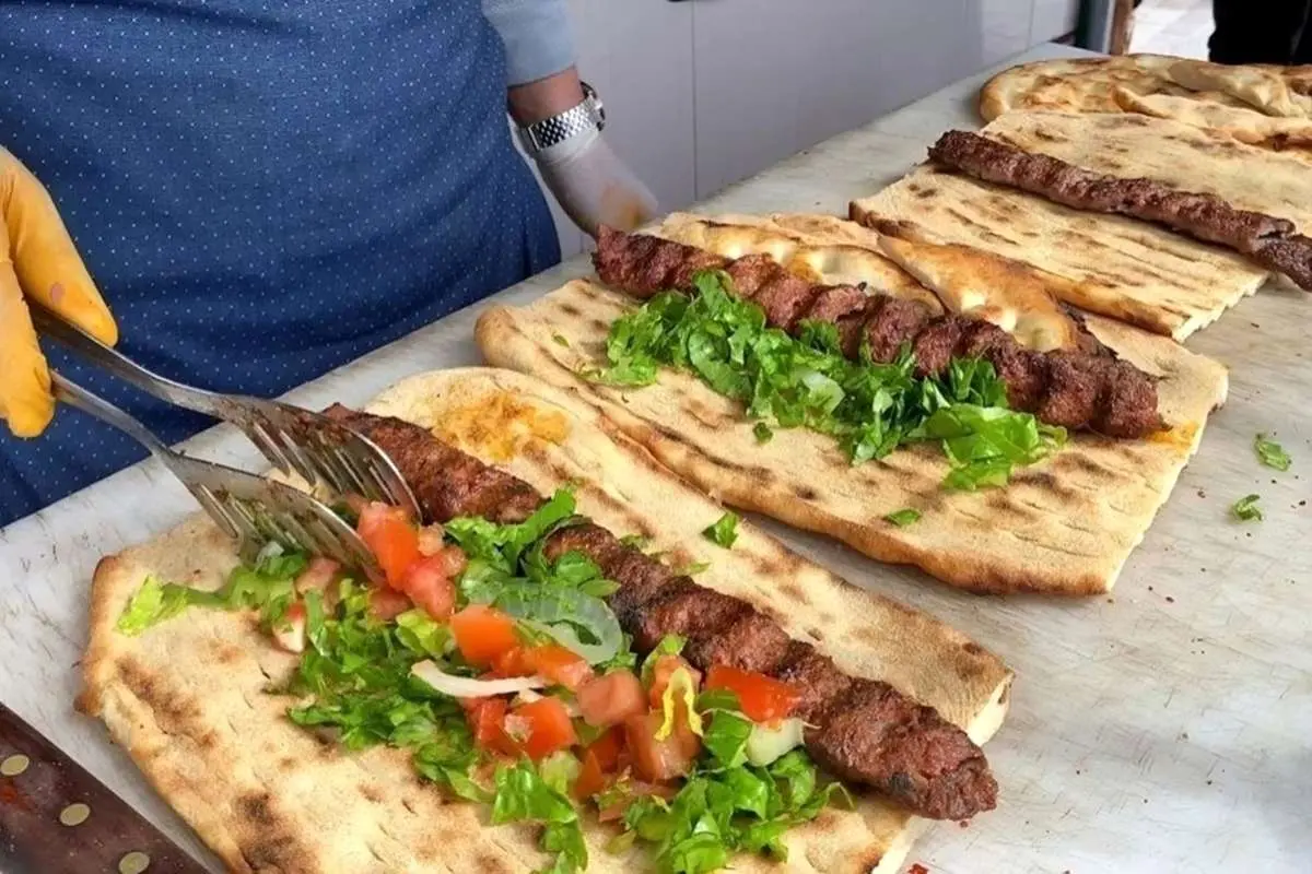 (ویدئو) غذای خیابانی در ترکیه؛ نحوه تهیه و پخت دهها سیخ کباب کوبیده