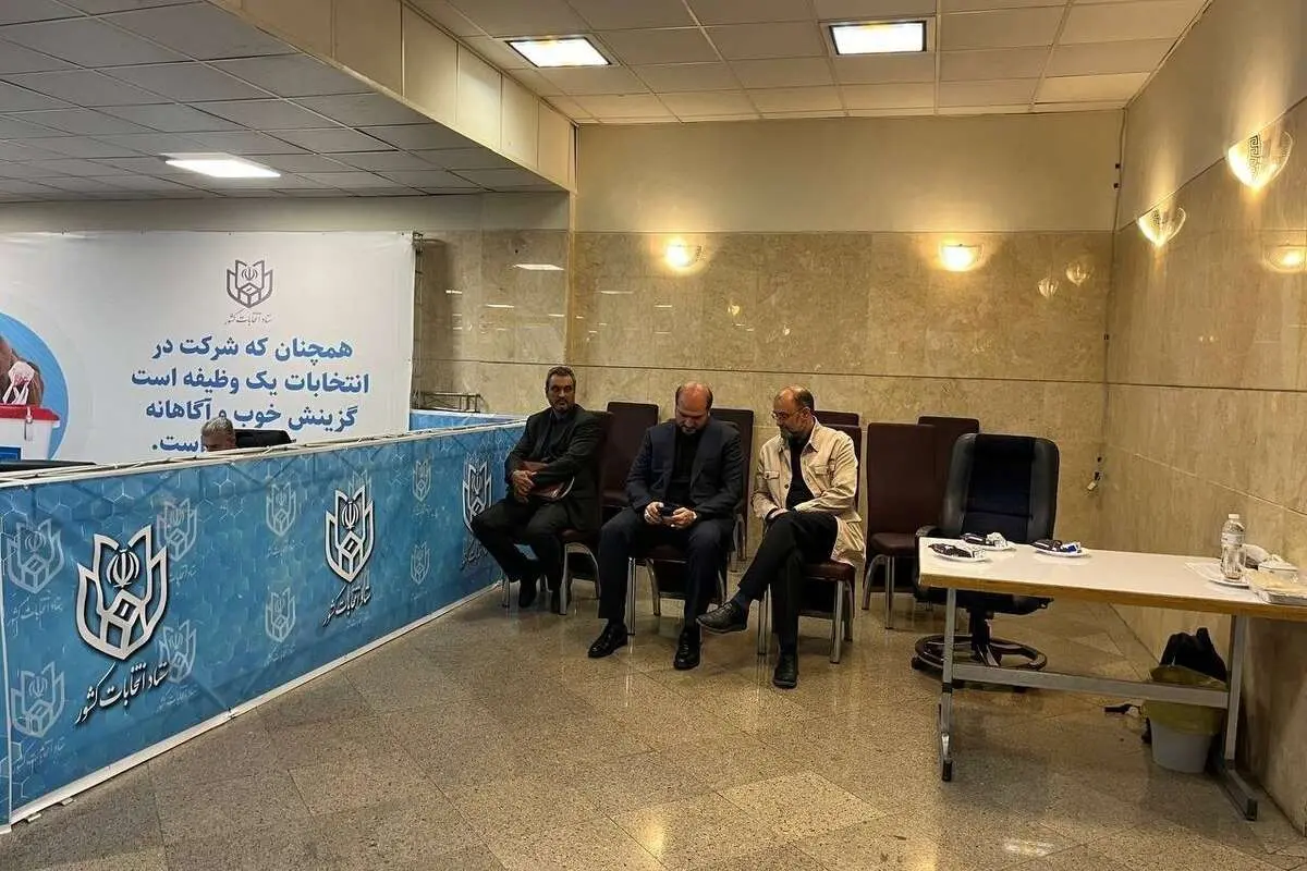 (تصاویر) عکس میثم نیلی، برادر داماد رئیسی در ستاد انتخابات
