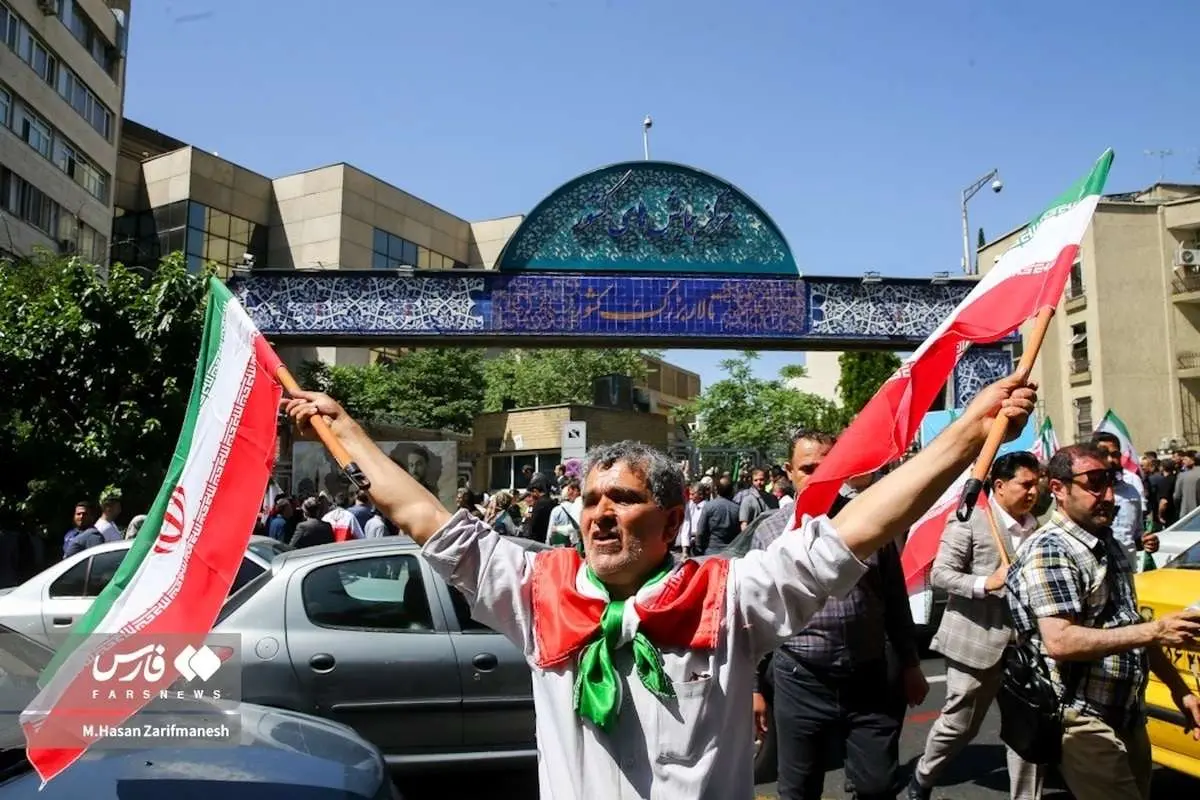 (تصاویر) استقبال پرشور از محمود احمدینژاد مقابل وزارت کشور