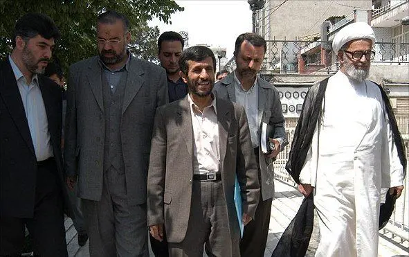 (عکس) سال ۱۳۸۴؛ ثبت‌نام محمود احمدی نژاد در انتخابات