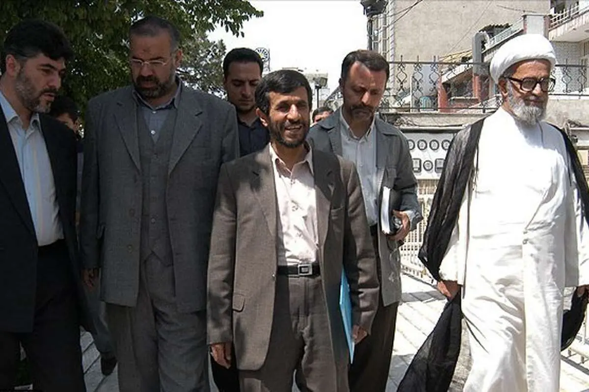 (عکس) سال ۱۳۸۴؛ ثبتنام محمود احمدی نژاد در انتخابات