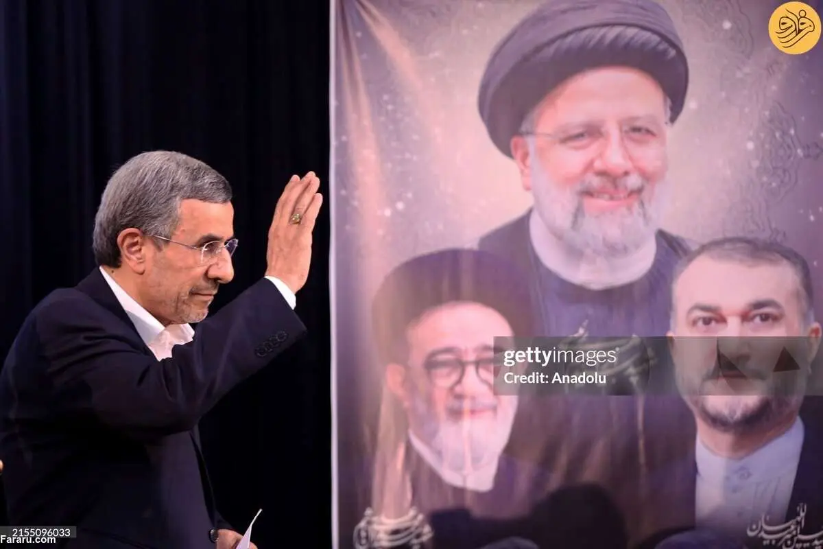 (عکس) احمدینژاد علامت پیروزی نشان داد