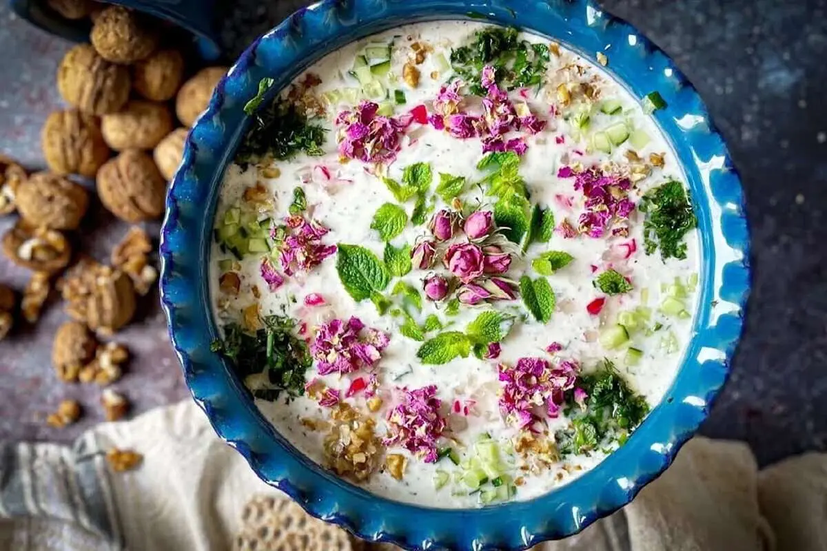 (ویدئو) ترفندی خاص برای تهیه آب دوغ خیار سلطنتی