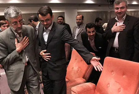 عکس> مو شانه کردن حدادعادل وسط همایش