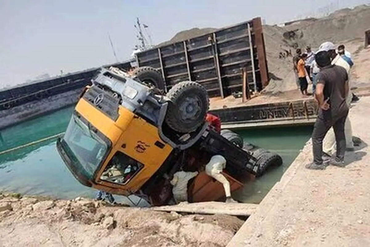 (ویدئو) تصاویر تازه از سقوط کامیون به دریا در اسکله کشتی‌سازی کوهین