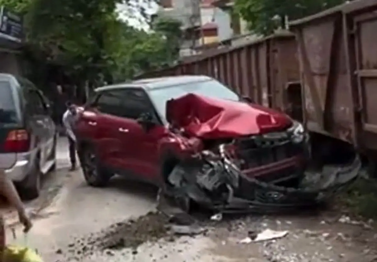(ویدئو) عاقبت پارک خودرو کنار ریل قطار