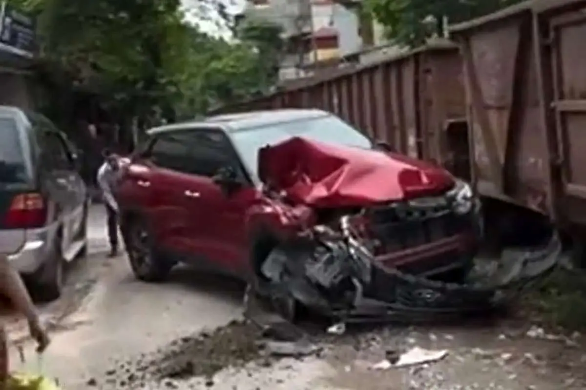 (ویدئو) عاقبت پارک خودرو کنار ریل قطار