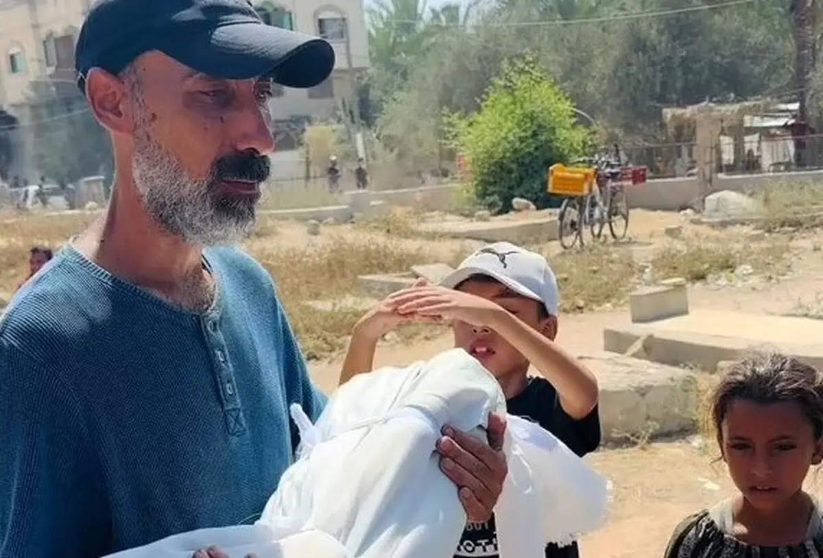 (ویدئو) کودک فلسطینی سایه‌بان برادر شهیدش شد