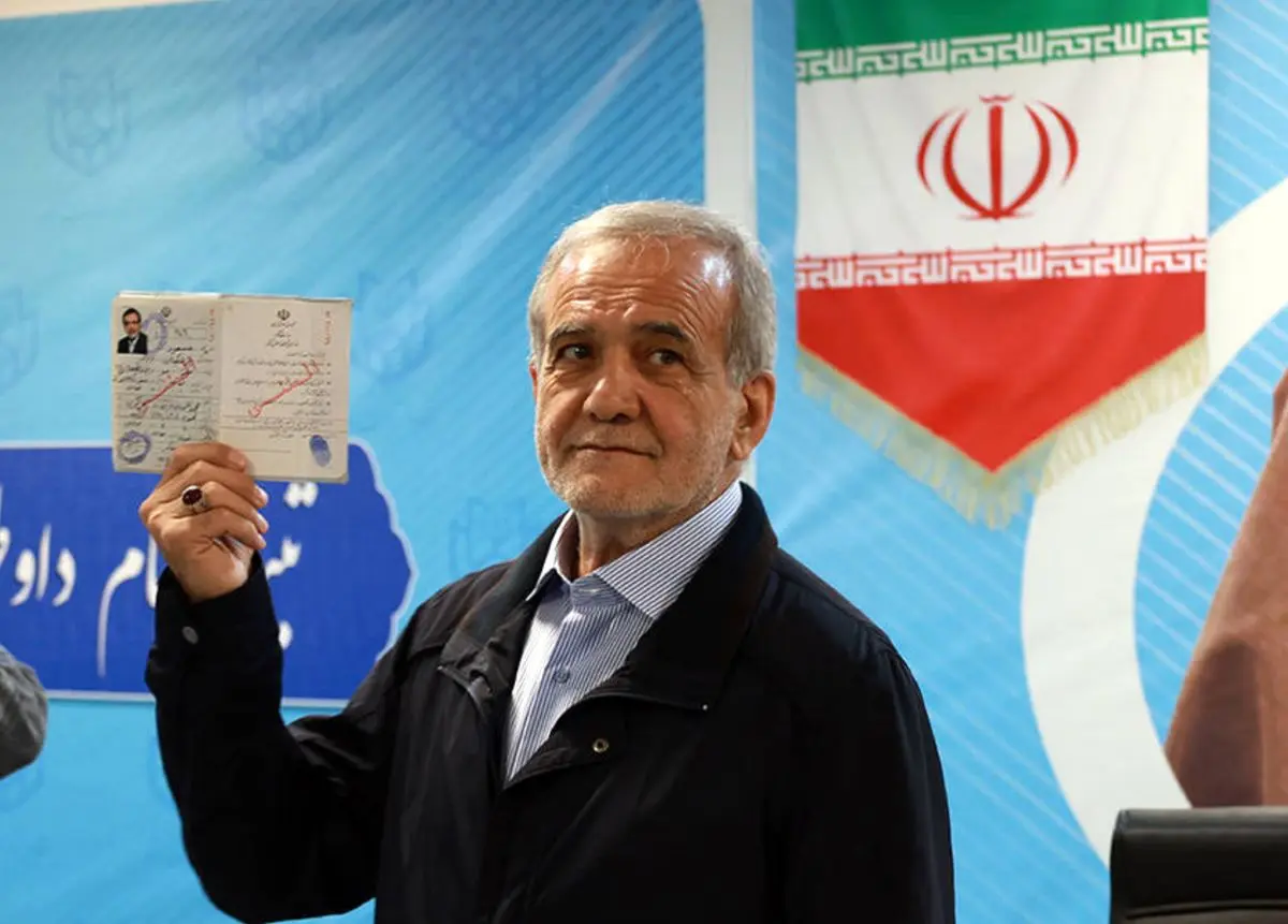 حاشیه نگاری انتخابات ریاست جمهوری؛ ناجی اصلاح‌طلبان با کاپشن احمدی‌نژاد!