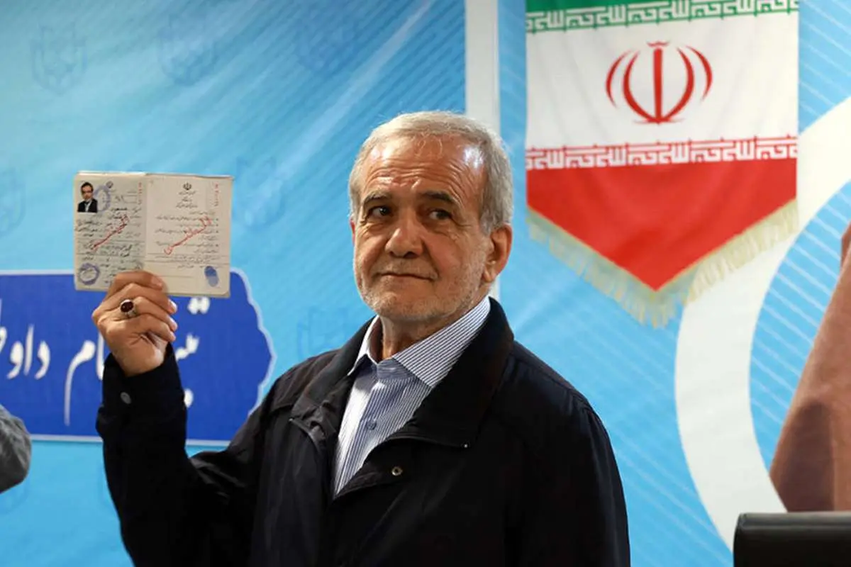 حاشیه نگاری انتخابات ریاست جمهوری؛ ناجی اصلاح‌طلبان با کاپشن احمدی‌نژاد!