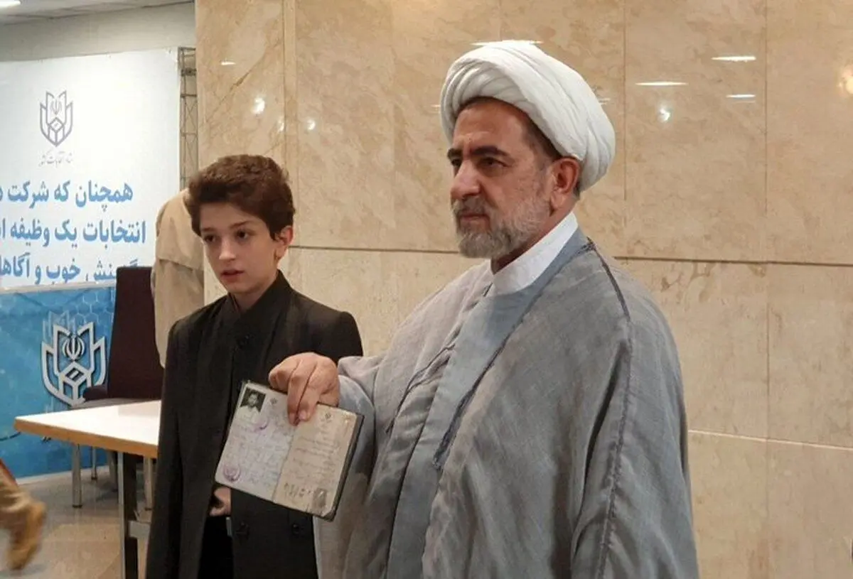حجت‌الاسلام مهدی شیخ ثبت نام کرد