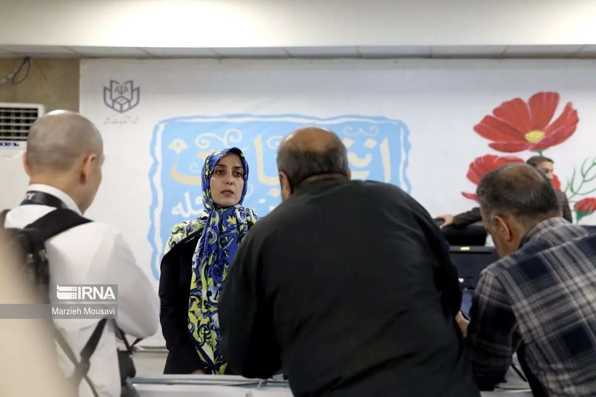 (عکس) نماینده سابق بدون چادر در انتخابات ثبتنام کرد