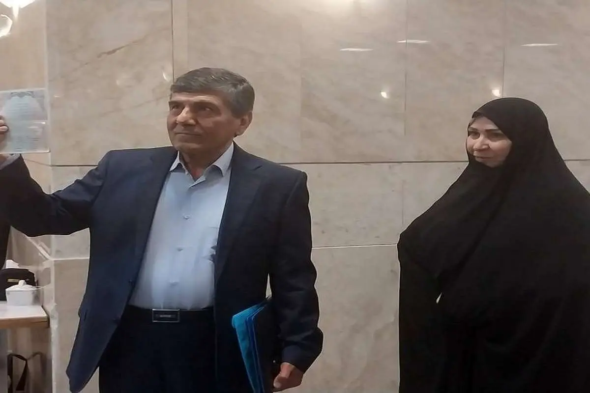 محمد وحدتی ثبت نام کرد