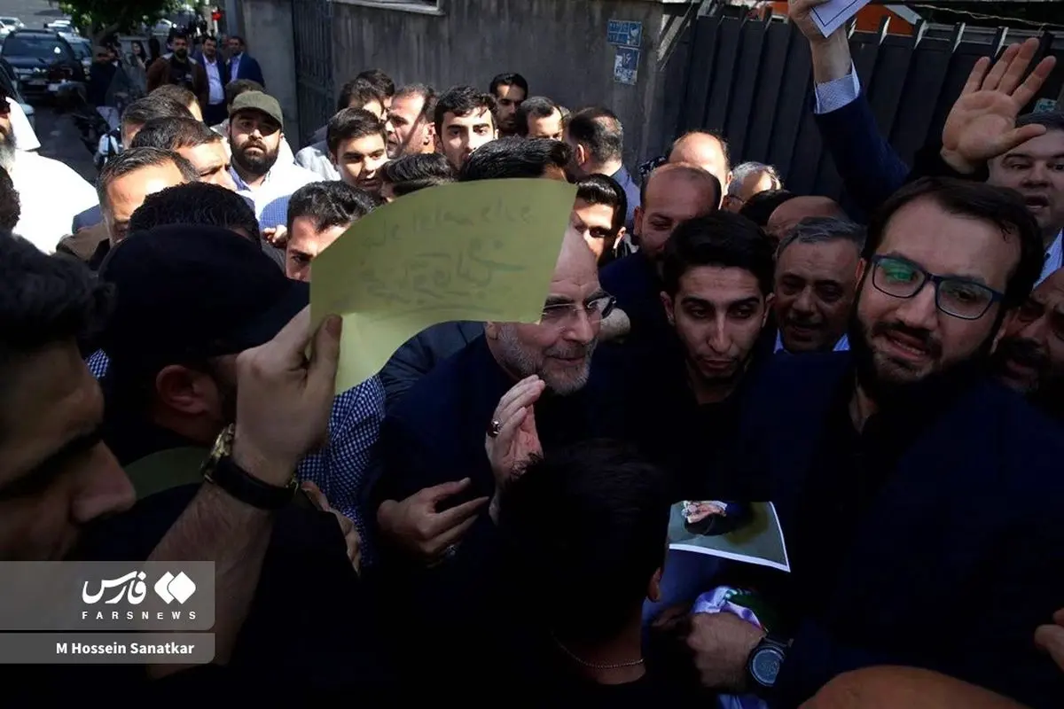 (تصاویر) استقبال از قالیباف هنگام ثبت‌نام در انتخابات ریاست جمهوری