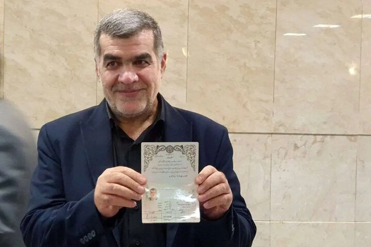 اکبر نیکزاد ثبت نام کرد